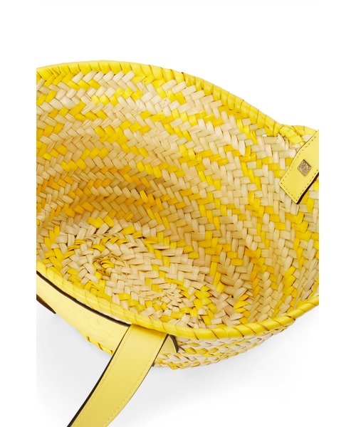 LOEWE(ロエベ)の「バスケットバッグ スモール (ヤシの葉&カーフスキン)(かごバッグ・レディース・レモンイエロー・ONE SIZE)」の4枚目の写真