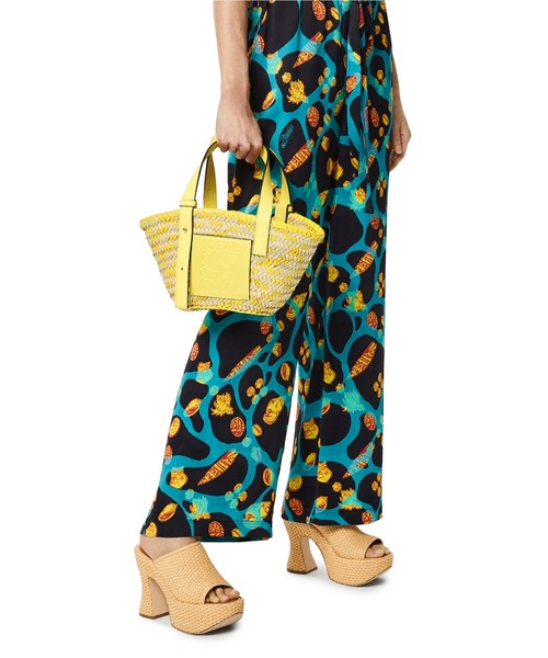 LOEWE(ロエベ)の「バスケットバッグ スモール (ヤシの葉&カーフスキン)(かごバッグ・レディース・レモンイエロー・ONE SIZE)」の6枚目の写真