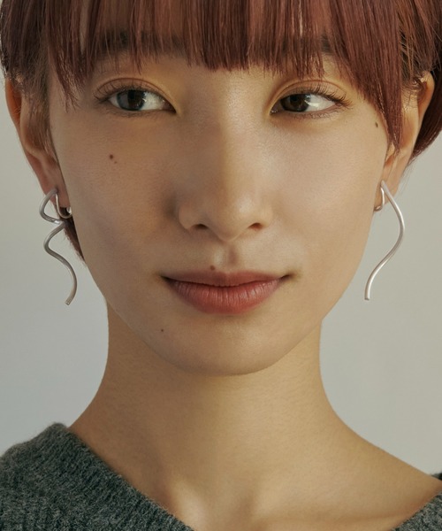 GOLDY（ゴールディ）の「ツイスト & ニュアンス ライン アシンメトリー イヤリング（イヤリング・レディース・その他1/その他2/シルバー/ゴールド・FREE）」の3枚目の写真