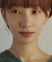 GOLDY | ツイスト & ニュアンス ライン アシンメトリー イヤリング(イヤリング)