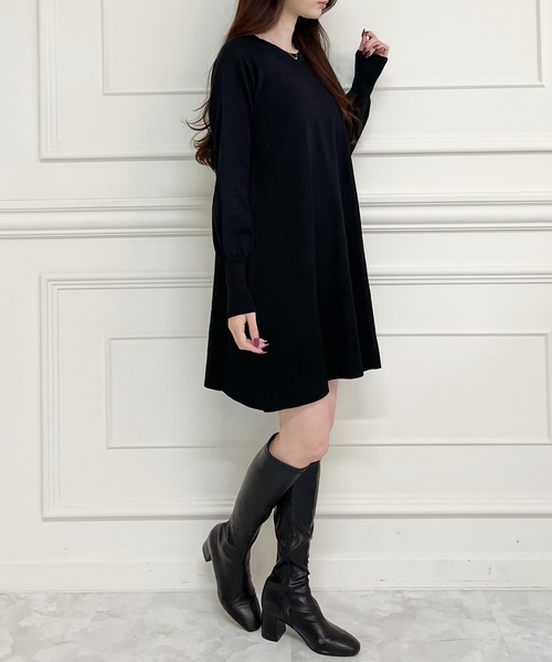 MIIA（ミーア）の「ボリュームスリーブニットミニワンピース（ワンピース・レディース・パープル/ブラック/オフホワイト・FREE）」の8枚目の写真