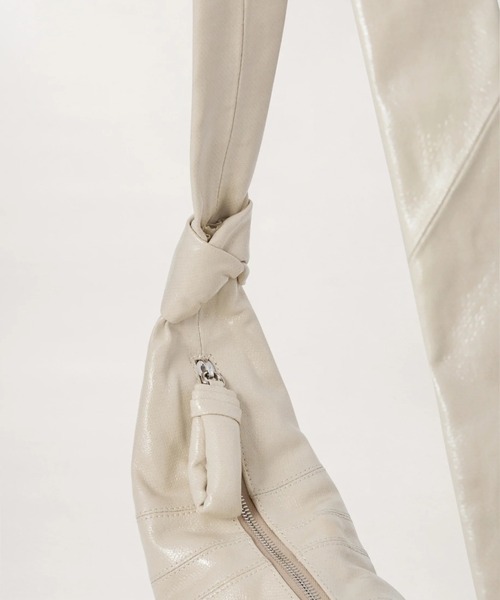 LEMAIRE（ルメール）の「SMALL CROISSANT BAG（ショルダーバッグ・レディース・ブラック/ブラウン系その他/ベージュ系その他・OS）」の5枚目の写真