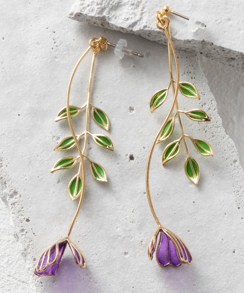 Zoule（ゾーラ）の「フラワー リーフ モチーフピアス（ピアス（両耳用）・レディース・ホワイト/パープル・FREE）」の2枚目の写真