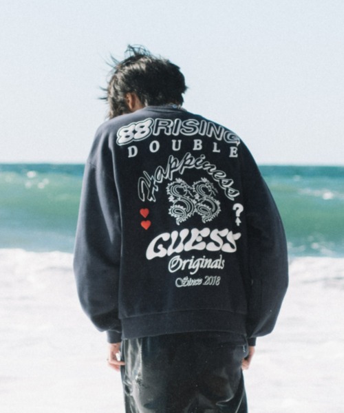 Guess(ゲス)の「GUESS Originals x 88rising Crewneck(スウェット・メンズ・ダークグレー/ブルー・SMALL/MEDIUM/LARGE/X-LARGE)」の2枚目の写真