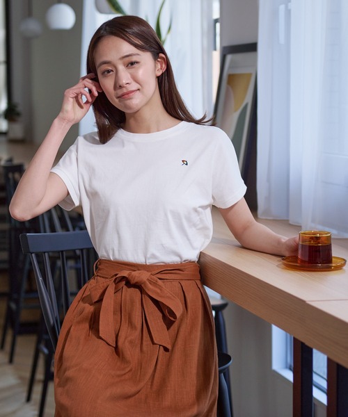 Arnold Palmer(アーノルドパーマー)の「フレンチスリーブ バックタック Tシャツ(Tシャツ/カットソー・レディース・オフホワイト/ブラウン/ブラック・S/M/L)」の2枚目の写真