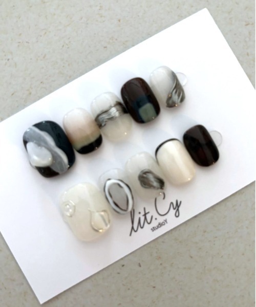 lit.Cy（リットシー）の「lit.Cy ネイルチップ（ネイルシール/ネイルチップ・レディース・マルチ/ベージュ/ブラウン/その他/ブルー/ブラック/その他1/イエロー/ホワイト系その他/ベージュ系その他/オフホワイト/その他2/その他3/ピンク/ブラック系その他/ホワイト系その他2/グリーン/ネイビー/ブラウン系/ブルー系その他/ベージュ系その他3/ベージュ系その他2/パープル/ブラウン系1/クリーム/ピンクベージュ/ブラック系その他2/パープル系/ベージュ系その他4/グレー/ブラック系その他3/ブラック系その他4/その他4/ブラック系その他5/グレー系1/ベージュ系その他5/レッド/ピンク系/ピンク系1/ブルー系その他2/ベージュ系その他6/グレー系2/その他6/その他5/ホワイト×ブラック/ピンク系2/ベージュ系その他7/ホワイト系その他3/ネイビー系/ベージュ系/グリーン系その他/ブラウン系2/ピンク系3/ブラック系その他6/ピンク系4/ベージュ系1/ネイビー系2/ホワイト系その他4/ブルー系その他3/その他7/ピンク系5/グレー系その他3/ベージュ系2/パープル系1/その他8/その他9/ブラウン系3/グレー系その他/ホワイト系その他5/ベージュ系3/ブラック系その他7/その他10・FREE）」の3枚目の写真
