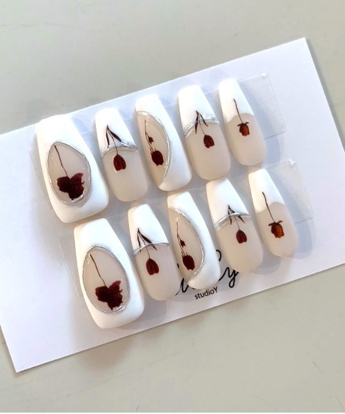 lit.Cy（リットシー）の「lit.Cy ネイルチップ（ネイルシール/ネイルチップ・レディース・マルチ/ベージュ/ブラウン/その他/ブルー/ブラック/その他1/イエロー/ホワイト系その他/ベージュ系その他/オフホワイト/その他2/その他3/ピンク/ブラック系その他/ホワイト系その他2/グリーン/ネイビー/ブラウン系/ブルー系その他/ベージュ系その他3/ベージュ系その他2/パープル/ブラウン系1/クリーム/ピンクベージュ/ブラック系その他2/パープル系/ベージュ系その他4/グレー/ブラック系その他3/ブラック系その他4/その他4/ブラック系その他5/グレー系1/ベージュ系その他5/レッド/ピンク系/ピンク系1/ブルー系その他2/ベージュ系その他6/グレー系2/その他6/その他5/ホワイト×ブラック/ピンク系2/ベージュ系その他7/ホワイト系その他3/ネイビー系/ベージュ系/グリーン系その他/ブラウン系2/ピンク系3/ブラック系その他6/ピンク系4/ベージュ系1/ネイビー系2/ホワイト系その他4/ブルー系その他3/その他7/ピンク系5/グレー系その他3/ベージュ系2/パープル系1/その他8/その他9/ブラウン系3/グレー系その他/ホワイト系その他5/ベージュ系3/ブラック系その他7/その他10・FREE）」の4枚目の写真