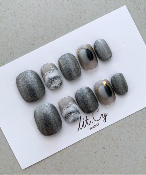 lit.Cy（リットシー）の「lit.Cy ネイルチップ（ネイルシール/ネイルチップ・レディース・マルチ/ベージュ/ブラウン/その他/ブルー/ブラック/その他1/イエロー/ホワイト系その他/ベージュ系その他/オフホワイト/その他2/その他3/ピンク/ブラック系その他/ホワイト系その他2/グリーン/ネイビー/ブラウン系/ブルー系その他/ベージュ系その他3/ベージュ系その他2/パープル/ブラウン系1/クリーム/ピンクベージュ/ブラック系その他2/パープル系/ベージュ系その他4/グレー/ブラック系その他3/ブラック系その他4/その他4/ブラック系その他5/グレー系1/ベージュ系その他5/レッド/ピンク系/ピンク系1/ブルー系その他2/ベージュ系その他6/グレー系2/その他6/その他5/ホワイト×ブラック/ピンク系2/ベージュ系その他7/ホワイト系その他3/ネイビー系/ベージュ系/グリーン系その他/ブラウン系2/ピンク系3/ブラック系その他6/ピンク系4/ベージュ系1/ネイビー系2/ホワイト系その他4/ブルー系その他3/その他7/ピンク系5/グレー系その他3/ベージュ系2/パープル系1/その他8/その他9/ブラウン系3/グレー系その他/ホワイト系その他5/ベージュ系3/ブラック系その他7/その他10・FREE）」の17枚目の写真