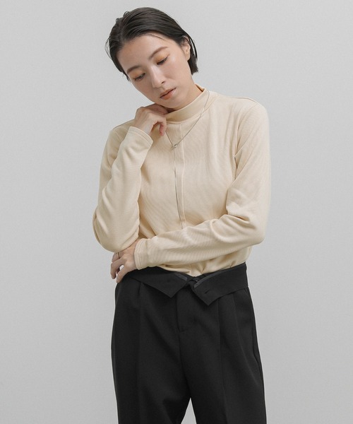 select MOCA(セレクトモカ)の「リブセンタープチハイネックトップス(Tシャツ/カットソー・レディース・カーキ/グレイッシュベージュ/アイボリー/ブラック・FREE)」の18枚目の写真