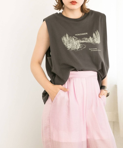 KBF（ケイビーエフ）の「ショルダーパッドプリントカットソー（Tシャツ/カットソー・レディース・チャコールグレー/グレー・ONE）」の2枚目の写真