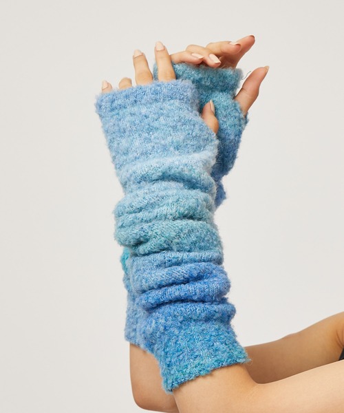 NERGY（ナージー）の「グラデーションニット アームウォーマー（手袋・レディース・ブルー/ライトグレー・FREE）」の2枚目の写真