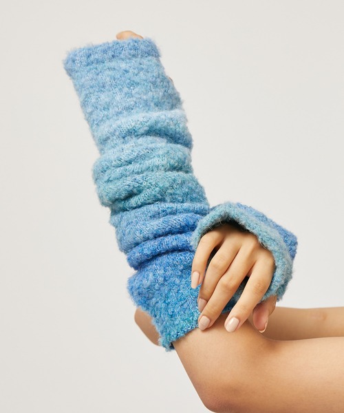 NERGY（ナージー）の「グラデーションニット アームウォーマー（手袋・レディース・ブルー/ライトグレー・FREE）」の4枚目の写真