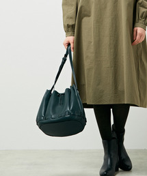 【スタイリングのアクセントになるアコーディオンバッグ】