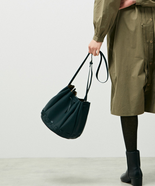 MELROSE claire（メルローズ クレール）の「【スタイリングのアクセントになるアコーディオンバッグ】（ショルダーバッグ・レディース・ダークグリーン/ブラック/ボルドー・FREE）」の10枚目の写真