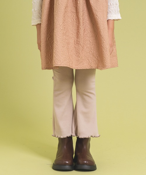 URBAN CHERRY（アーバンチェリー）の「【伸縮性・保温性バツグン】リブカットソーフレアレギンスパンツ（その他パンツ・キッズ・グレー/ブラック/ベージュ/ブラウン・150cm/110cm/120cm/130cm/140cm）」の4枚目の写真