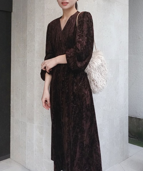 CORNERS（コーナーズ）の「ベロアエンボスカシュクールワンピース（ワンピース・レディース・ブラック/ベージュ/ブラウン・M）」の2枚目の写真