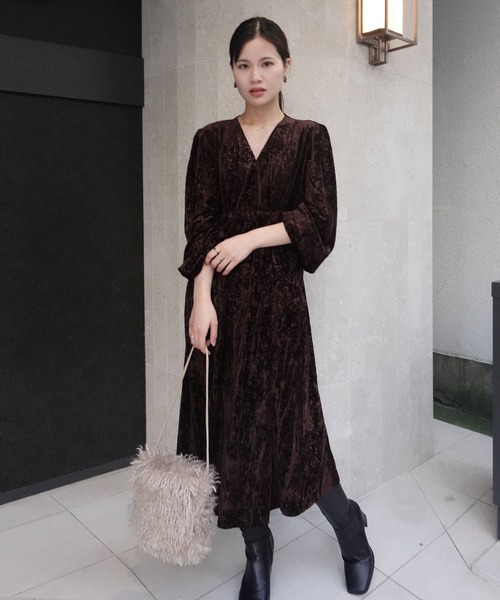 CORNERS（コーナーズ）の「ベロアエンボスカシュクールワンピース（ワンピース・レディース・ブラック/ベージュ/ブラウン・M）」の8枚目の写真