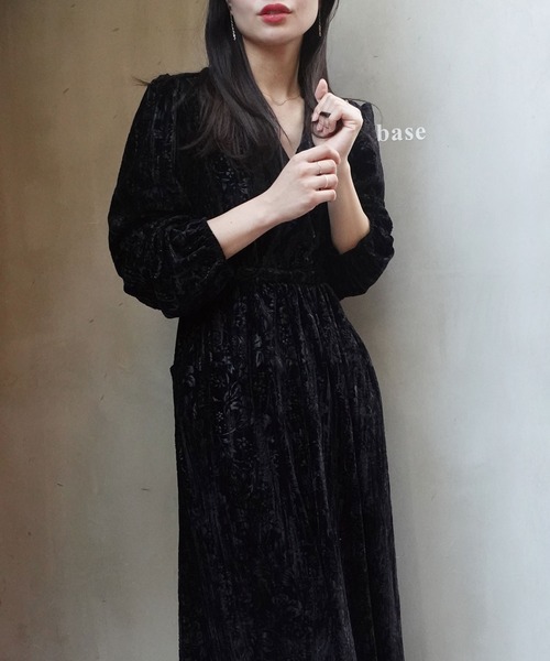 CORNERS（コーナーズ）の「ベロアエンボスカシュクールワンピース（ワンピース・レディース・ブラック/ベージュ/ブラウン・M）」の17枚目の写真