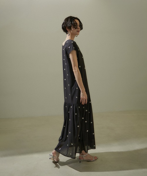 SALON adam et rope'(サロン アダム エ ロペ)の「【WEB限定】2WAYビーズ刺繍ワンピース(ワンピース・レディース・ブラック/ホワイト・FREE)」の5枚目の写真