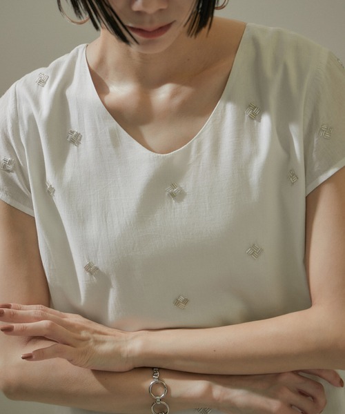 SALON adam et rope'(サロン アダム エ ロペ)の「【WEB限定】2WAYビーズ刺繍ワンピース(ワンピース・レディース・ブラック/ホワイト・FREE)」の9枚目の写真