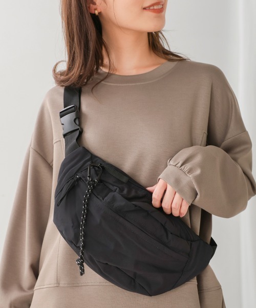 Bou Jeloud（ブージュルード）の「ナイロンZIPバッグ（ショルダーバッグ・レディース・ブラック/ベージュ・ONESIZE）」の2枚目の写真