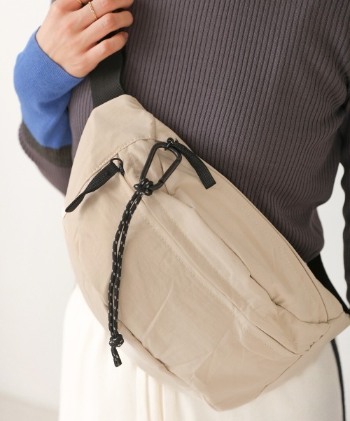 Bou Jeloud（ブージュルード）の「ナイロンZIPバッグ（ショルダーバッグ・レディース・ブラック/ベージュ・ONESIZE）」の4枚目の写真