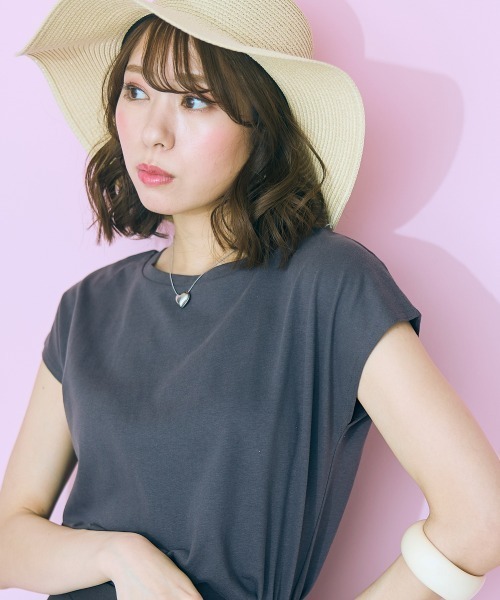 marun（マルン）の「＜大きいサイズ＞ フレンチスリーブTシャツ marun（Tシャツ/カットソー・レディース・チャコール/オフホワイト/ピンク・5L/4L/3L/LL/L）」の2枚目の写真