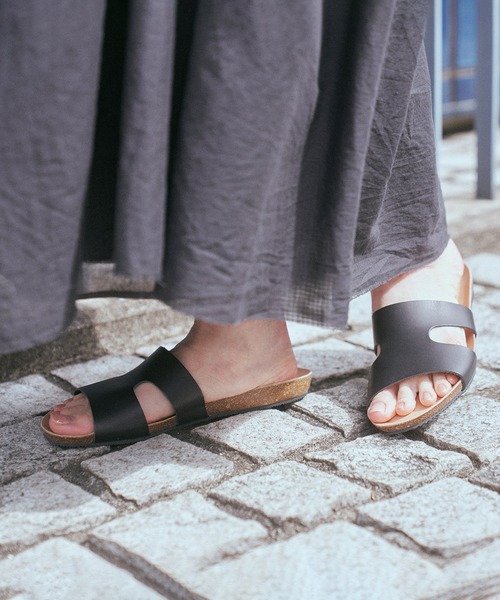 PLAKTON(プラクトン)の「PLAKTON | 〈別注〉レザー フラットサンダル WOMEN(サンダル・レディース・ブラウン/ブラック・38/36/37)」の2枚目の写真