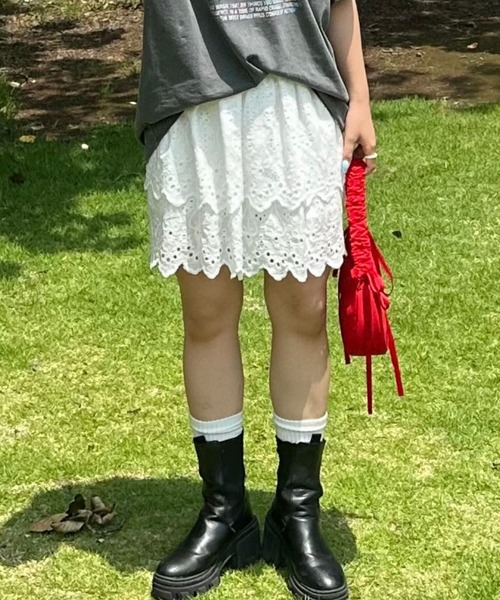 FOREVER 21（フォーエバー トゥエンティーワン）の「【2024SS】レースフリルスカパン（その他パンツ・レディース・ブラック/オフホワイト・FREE）」の2枚目の写真