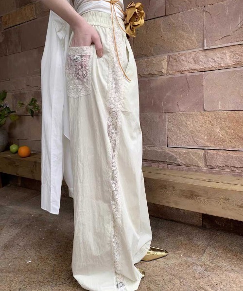 Vipoa（ヴィポア）の「サイドシアーレースワイドパンツ（その他パンツ・レディース・アイボリー・FREE）」の2枚目の写真