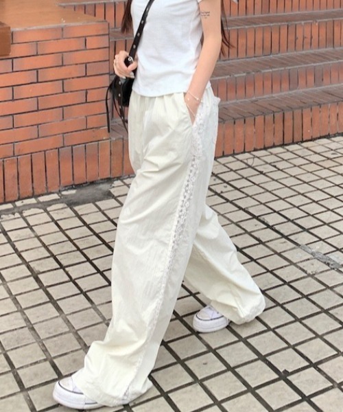 Vipoa（ヴィポア）の「サイドシアーレースワイドパンツ（その他パンツ・レディース・アイボリー・FREE）」の4枚目の写真