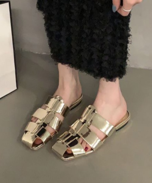 AMELY(エミリー)の「ローヒールグルカサンダル(サンダル・レディース・オフホワイト/シルバー/ブラック/ゴールド・35/36/37/38/39)」の4枚目の写真
