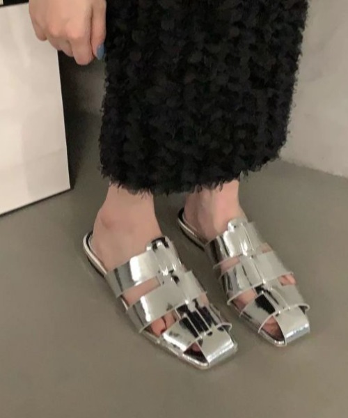AMELY(エミリー)の「ローヒールグルカサンダル(サンダル・レディース・オフホワイト/シルバー/ブラック/ゴールド・35/36/37/38/39)」の5枚目の写真