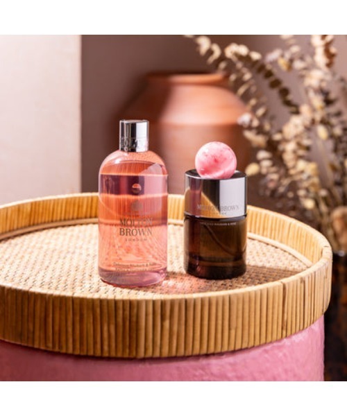 MOLTON BROWN(モルトンブラウン)の「デリシャス ルバーブ&ローズ バス&シャワージェル 300ml|モルトンブラウン MOLTON BROWN(石鹸/ボディソープ・レディース・フローラル・FREE)」の3枚目の写真