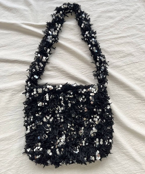 Jewelobe(ジュエローブ)の「フェザー×スパンコールショルダーミニバッグ(ショルダーバッグ・レディース・ブラック/グレー/ベージュ・FREE)」の2枚目の写真