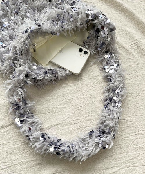 Jewelobe(ジュエローブ)の「フェザー×スパンコールショルダーミニバッグ(ショルダーバッグ・レディース・ブラック/グレー/ベージュ・FREE)」の12枚目の写真