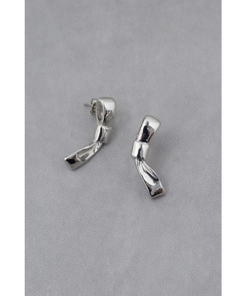 AZUL by moussy（アズールバイマウジー）の「リボンモチーフピアス（ピアス（両耳用）・レディース・ゴールド系その他/シルバー・FREE）」の4枚目の写真