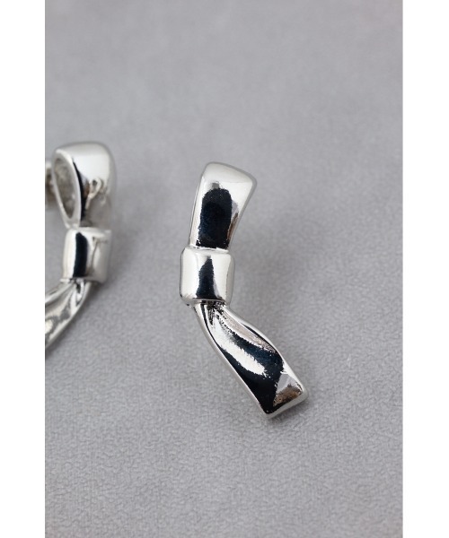 AZUL by moussy（アズールバイマウジー）の「リボンモチーフピアス（ピアス（両耳用）・レディース・ゴールド系その他/シルバー・FREE）」の5枚目の写真