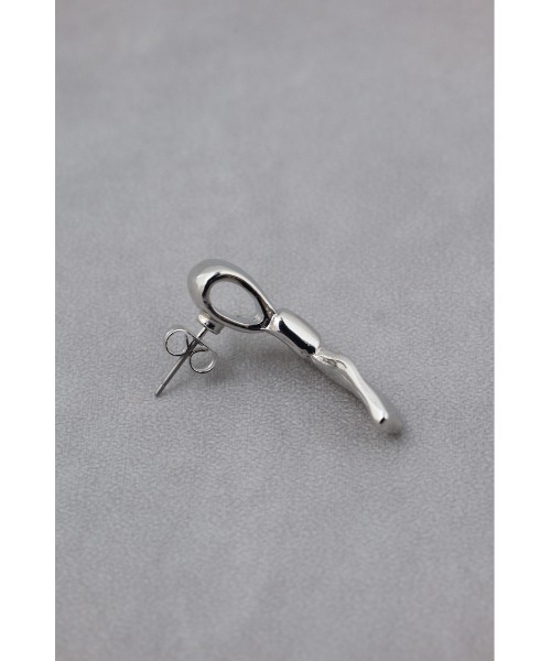 AZUL by moussy（アズールバイマウジー）の「リボンモチーフピアス（ピアス（両耳用）・レディース・ゴールド系その他/シルバー・FREE）」の6枚目の写真