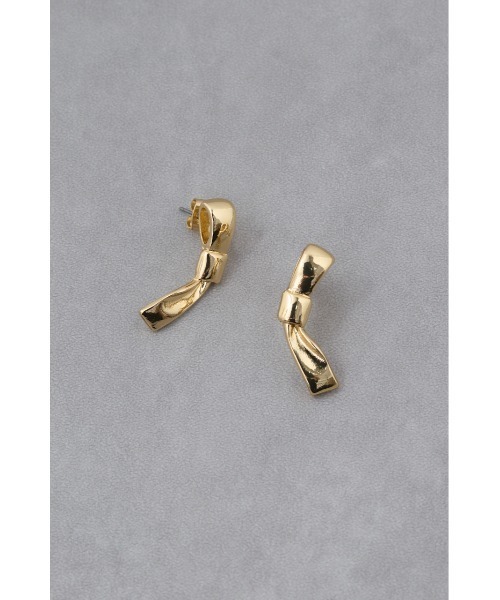 AZUL by moussy（アズールバイマウジー）の「リボンモチーフピアス（ピアス（両耳用）・レディース・ゴールド系その他/シルバー・FREE）」の8枚目の写真