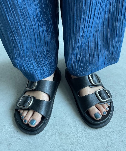 AIC.（エーアイシー）の「ダブルベルトボリュームサンダル（サンダル・レディース・ブラック/ベージュ・SMALL/MEDIUM/LARGE）」の11枚目の写真