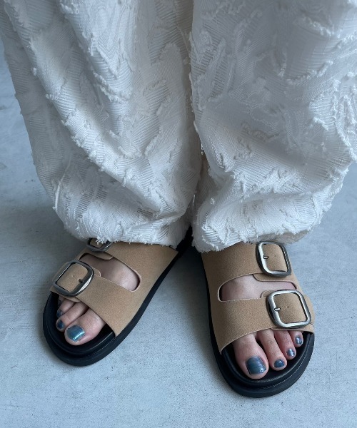 AIC.（エーアイシー）の「ダブルベルトボリュームサンダル（サンダル・レディース・ブラック/ベージュ・SMALL/MEDIUM/LARGE）」の5枚目の写真