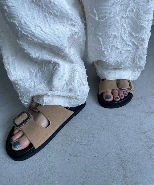 AIC.（エーアイシー）の「ダブルベルトボリュームサンダル（サンダル・レディース・ブラック/ベージュ・SMALL/MEDIUM/LARGE）」の8枚目の写真