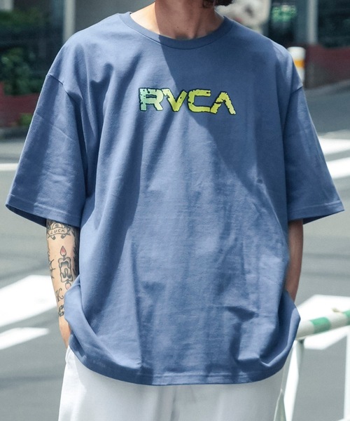 RVCA(ルーカ)の「RVCA メンズ STONE WASH SS Tシャツ 【2025年夏モデル】/ルーカバックプリント半袖ロゴTシャツ(Tシャツ/カットソー・メンズ・ブルー系その他/バーガンディー/ホワイト/ブラック・SMALL/LARGE/X-LARGE/MEDIUM)」の2枚目の写真