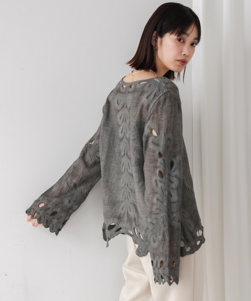 Bou Jeloud(ブージュルード)の「エンブロイダリーブラウス(シャツ/ブラウス・レディース・ホワイト/チャコールグレー/イエロー・38)」の2枚目の写真