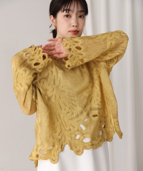 Bou Jeloud(ブージュルード)の「エンブロイダリーブラウス(シャツ/ブラウス・レディース・ホワイト/チャコールグレー/イエロー・38)」の3枚目の写真