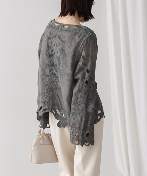 Bou Jeloud(ブージュルード)の「エンブロイダリーブラウス(シャツ/ブラウス・レディース・ホワイト/チャコールグレー/イエロー・38)」の13枚目の写真