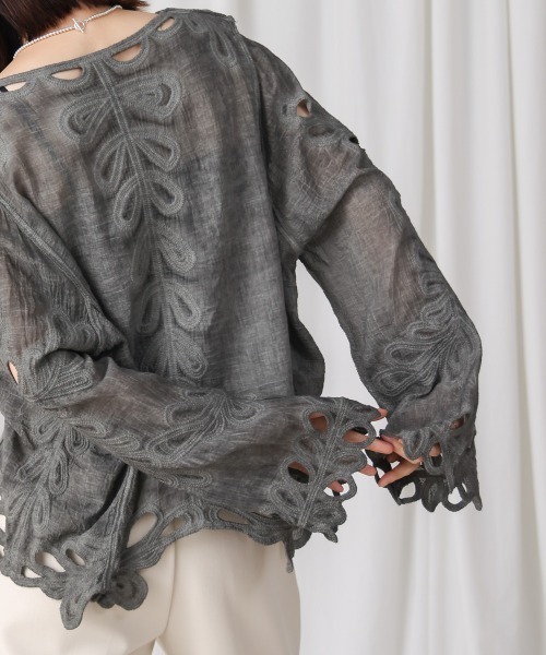 Bou Jeloud(ブージュルード)の「エンブロイダリーブラウス(シャツ/ブラウス・レディース・ホワイト/チャコールグレー/イエロー・38)」の12枚目の写真