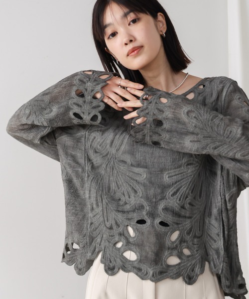 Bou Jeloud(ブージュルード)の「エンブロイダリーブラウス(シャツ/ブラウス・レディース・ホワイト/チャコールグレー/イエロー・38)」の9枚目の写真