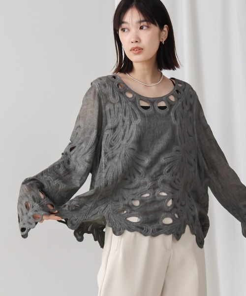 Bou Jeloud(ブージュルード)の「エンブロイダリーブラウス(シャツ/ブラウス・レディース・ホワイト/チャコールグレー/イエロー・38)」の8枚目の写真